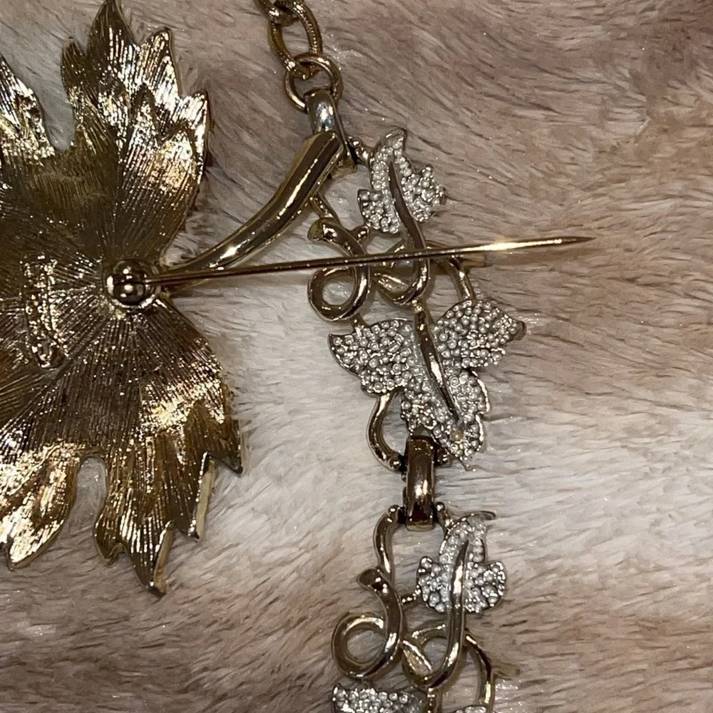 Sarah Coventry leaf necklace and brooch Set